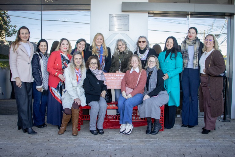 Microempa inaugura Banco Vermelho alusivo ao combate à violência contra a mulher