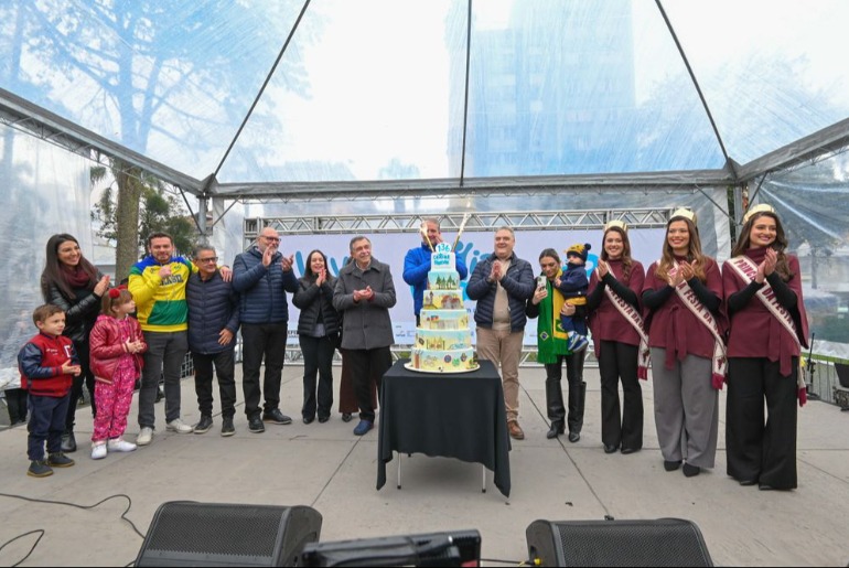 Caxias do Sul celebra  136 anos com festa e bolo na Praça Dante