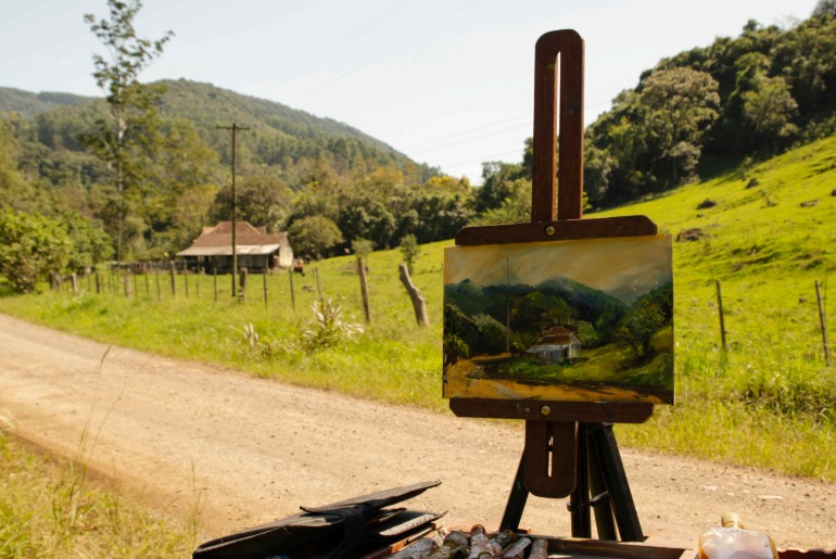 Circuito de exposições leva arte inspirada no interior de Gramado à região