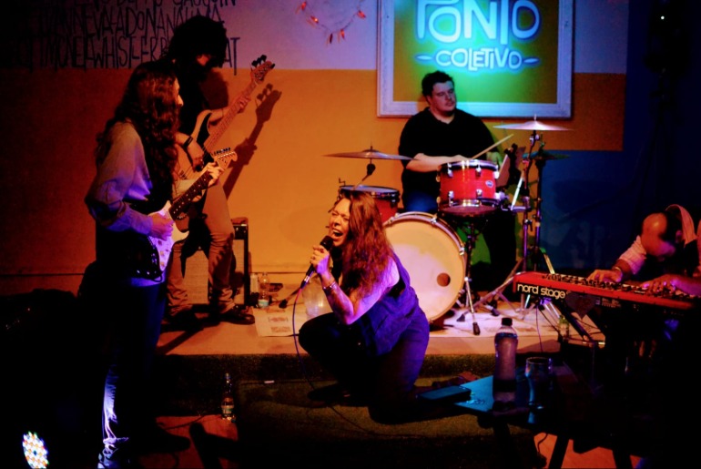 Janis Joplin abre temporada 2026 do Caixa Acústica em Caxias