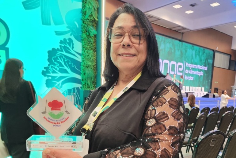 Merendeira de escola municipal de Caxias recebe prêmio em Brasília