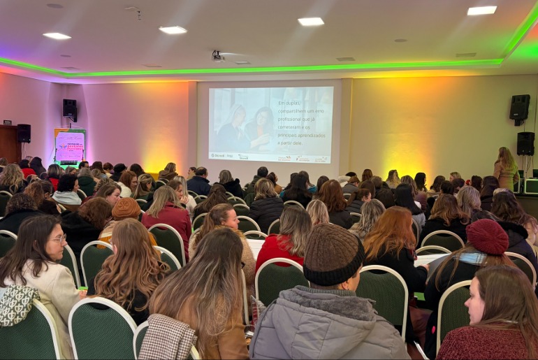 Mais de 300 educadores participam de formação promovida pela Sicredi Pioneira