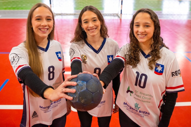 Handebol une irmãs e fortalece trajetória na UCS