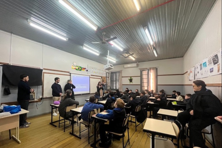 Farroupilha leva educação sobre saúde menstrual e higiene íntima masculina às escolas