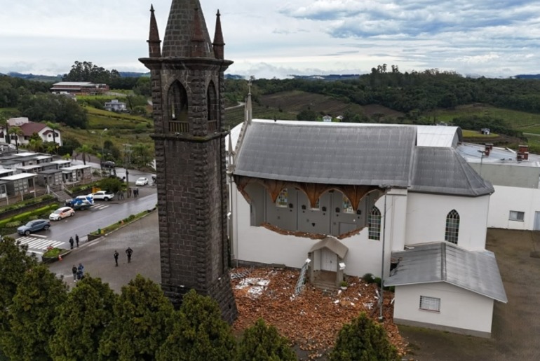 Granizo e fortes ventos atingem distrito de Mato Perso causando danos em igreja e prédios público 