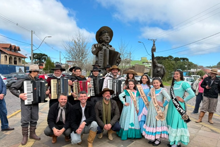 Monumentos homenageiam o Gaiteiro Serrano e o Ronco do Bugio 