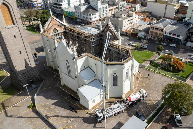 Reconstrução da Igreja Matriz avança com concretagem de viga estrutural