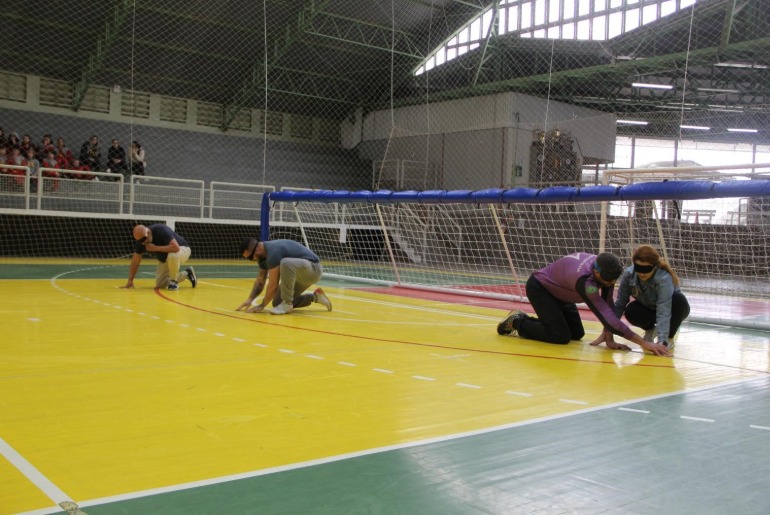 Vereadores de Farroupilha vivenciam desafios do goalball
