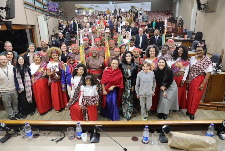 Comunidade prestigia estreia de documentário Lanceiros Negros: nasce um grupo na Serra Gaúcha 