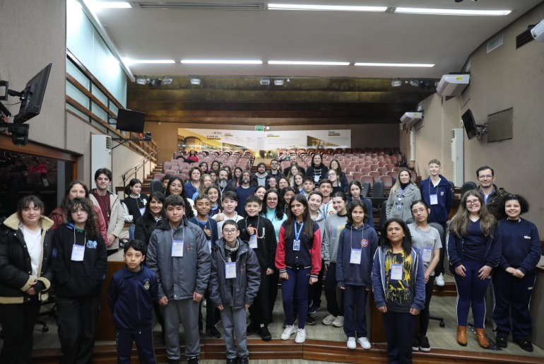Alunos de 23 escolas se preparam para viver experiência de vereador por um dia