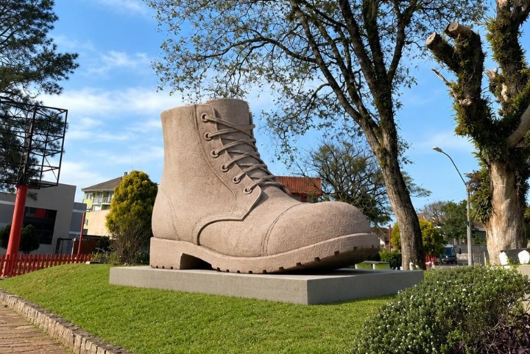 MONUMENTO WANDERSCHUH: Nova Petrópolis terá a maior bota do mundo esculpida em um único bloco de arenito