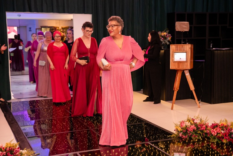Exposição Decididas leva histórias de mulheres que enfrentam o câncer de mama ao Villagio Caxias