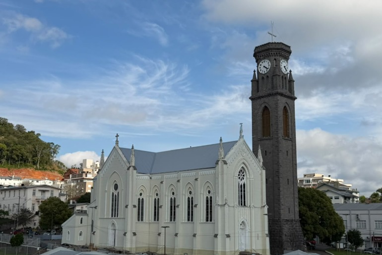 Instalação da nova cobertura da Igreja Matriz de Flores da Cunha é concluída