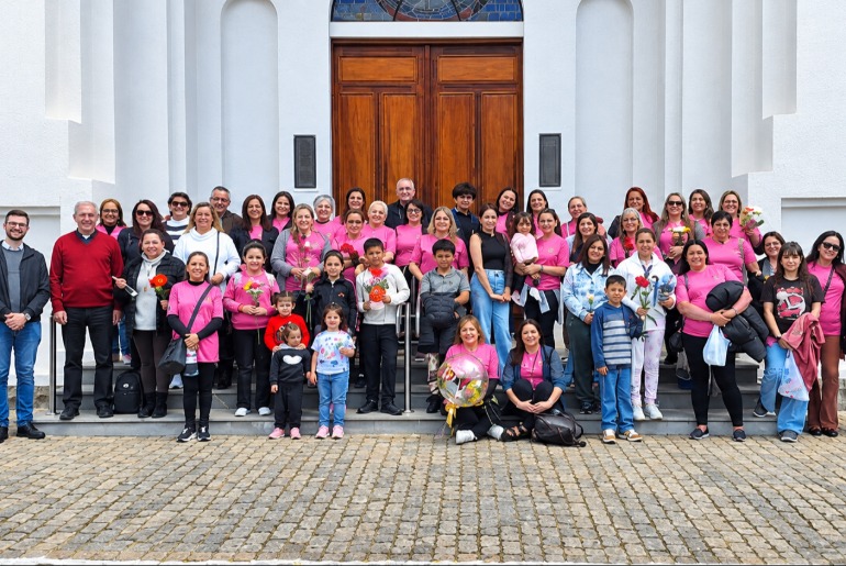 Pastoral da Dignidade da Mulher celebra 40 anos de missão com romaria a Caravaggio